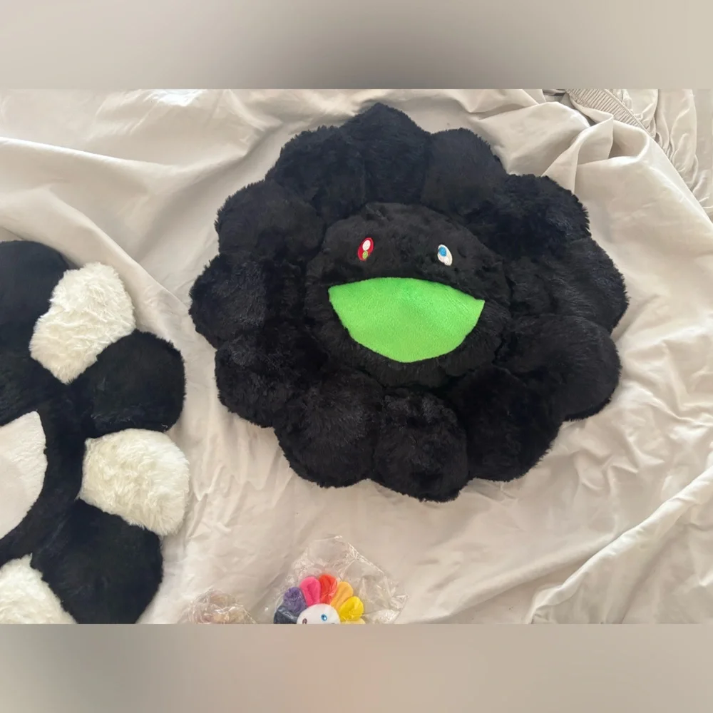 Takashi Murakami 🌈 Flower Plush Bundle - Picture 3 of 5